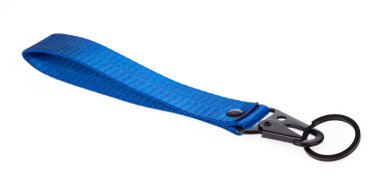 Karabinalı anahtar tutucu beyaz arkaplanda izole edildi.