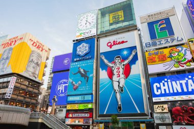 Osaka, Japonya - 10 Mayıs 2018: Namba 'da Dotonbori, Osaka' da Glico Man reklam panosu ve diğer ışık gösterimleriyle bir eğlence alanı olarak bilinir.