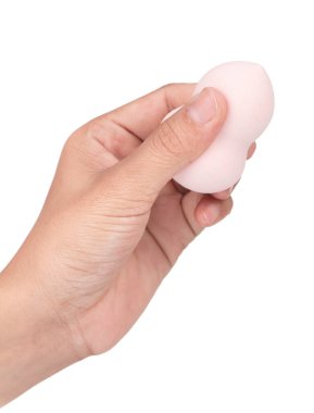 El ele tutuşan pembe süngerli güzellik mikserleri beyaz arka planda izole edilmiş.