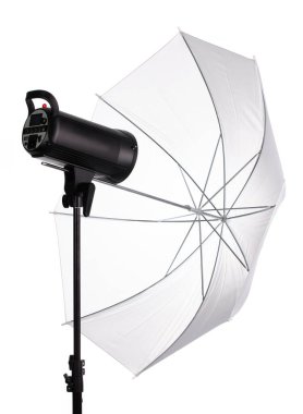 Yansıtıcı şemsiye stüdyosu beyaz arkaplanda izole