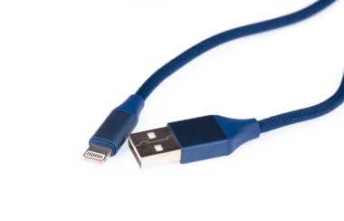 Mavi USB-Lightning mobil şarj kablosu beyaz arkaplanda izole.