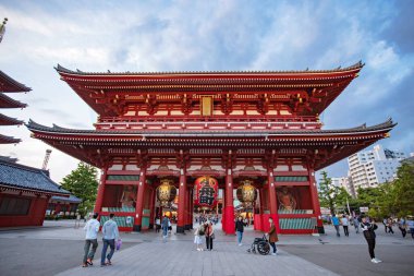 TOKYO JAPAN - 15 Mayıs 2019: Asakusa, Tokyo, Japonya 'daki Sensoji-ji Kızıl Japon Tapınağı
