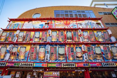 OSAKA, Japonya - 21 Mayıs 2019: Shinsekai ilçesindeki Tsutenkaku Kulesi 