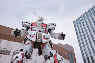 TOKYO JAPAN - 14 Mayıs 2019: Tek Boynuzlu At Gundam, Tokyo, Odaiba 'daki Gundam serisinde bir anime robottur..