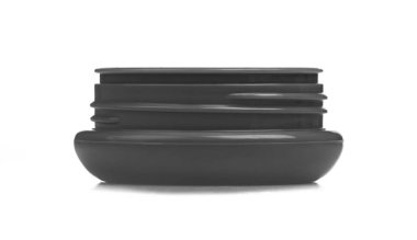 Beyaz arkaplanda dudak kremi izole edildi