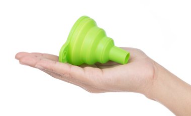 El ele tutuşan silikon hunisi beyaz arkaplanda izole edildi