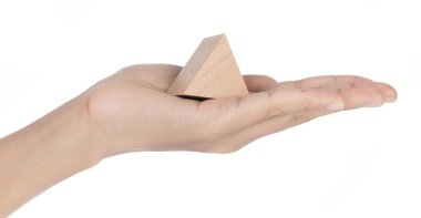 El ele tutuşan Oyuncak Ahşap Geometrik Şekil Beyaz Arkaplanda izole.