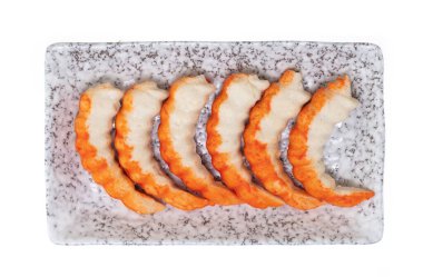 Beyaz arkaplanda izole edilmiş tabak üzerindeki taklit karides