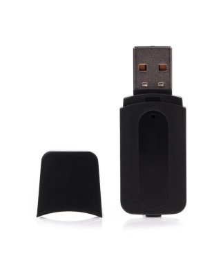 USB flaş belleği beyaz arkaplanda izole edildi.