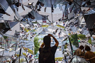 TOKYO JAPAN - 15 Mayıs 2019: Harajuku, Tokyo, Japonya 'daki Omotesando Tokyo Plaza Binası. 