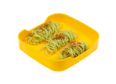 Sarı tabakta Jade Erişte beyaz arkaplanda izole