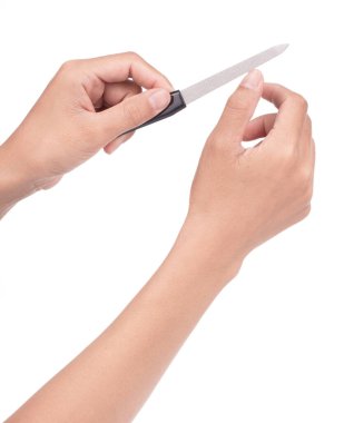 El ele tutuşan siyah tırnak dosyası beyaz arkaplanda izole