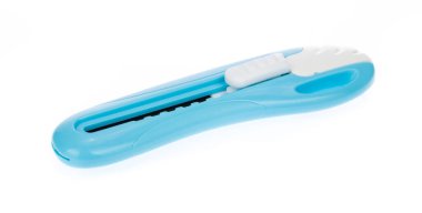 Mavi kesici bıçak beyaz arkaplanda izole edilmiş.