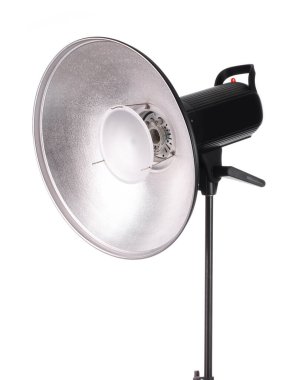 Fotoğraf stüdyosu için Flash Light ekipmanları beyaz arkaplanda izole edildi.