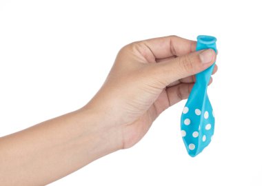 El ele tutuşan sönmüş balon beyaz arkaplanda izole