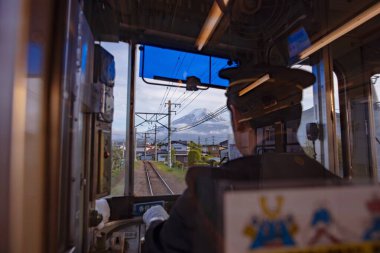Yamanashi, Japonya - 19 Mayıs 2019: Fuji Dağı tren yolu boyunca sürücü odasından görülen tren yolu manzarası.