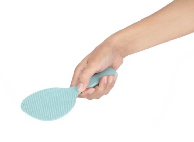 Beyaz arkaplanda plastik pirinç kaşığı var..