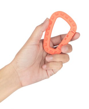 El ele tutuşan karabina klipsi beyaz arkaplanda izole edildi