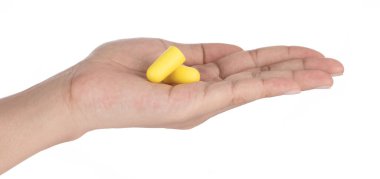 El ele tutuşan Kulak tıkaçları beyaz arkaplanda izole edildi.