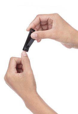 Beyaz arkaplanda izole edilmiş tırnak makasıyla oje kesmek. 