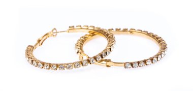 Beyaz arka planda elmas izole edilmiş güzel altın küpe.