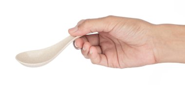 El ele tutuşan Plastik Çorba Kaşıkları beyaz arka planda izole edilmiş..