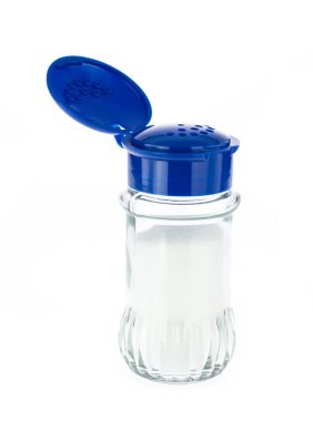 Beyaz arka planda izole edilmiş tuz şişeleri.