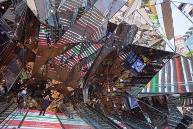 TOKYO JAPAN - 15 Mayıs 2019: Harajuku, Tokyo, Japonya 'daki Omotesando Tokyo Plaza Binası. 