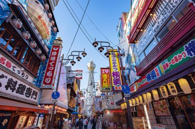 OSAKA, Japonya - 21 Mayıs 2019: Shinsekai ilçesindeki Tsutenkaku Kulesi 