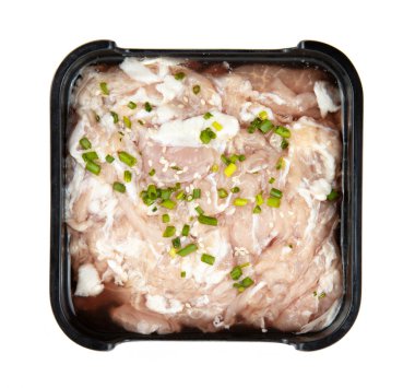 Beyaz arka planda saf marine edilmiş domuz eti. 