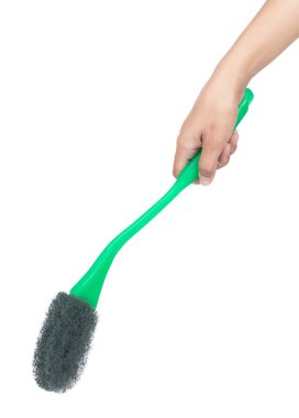 El ele tutuşan yeşil tuvalet fırçası beyaz arka planda izole edilmiş..