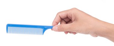 El ele tutuşan mavi saç tarağı beyaz arkaplanda izole edilmiş.