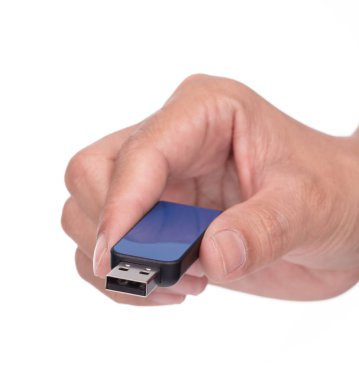 Mavi USB flaş bellek beyaz bir arkaplanda izole.