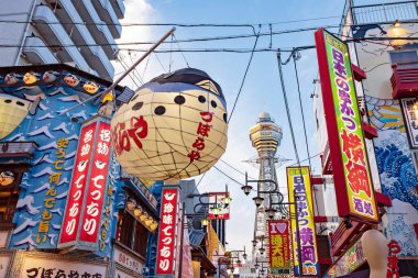 OSAKA, Japonya - 21 Mayıs 2019: Shinsekai ilçesindeki Tsutenkaku Kulesi 
