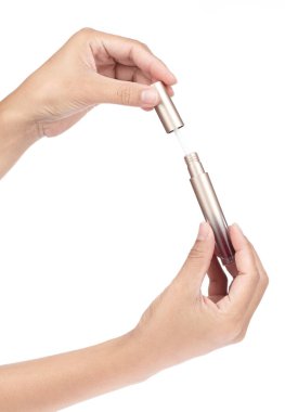 Beyaz arkaplanda el ele tutuşan dudak parlatıcısı izole edildi.