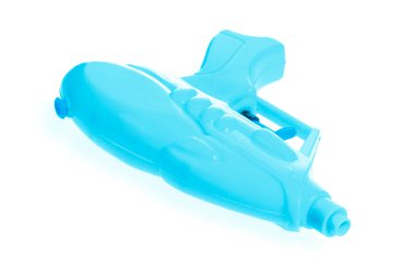 Oyuncak plastik su tabancası beyaz arkaplanda izole edildi