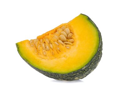  Dilimlenmiş balkabağı beyaz arkaplanda izole edilmiş