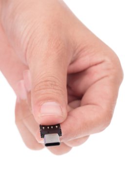 El ele tutuşan USB 'den USB-C adaptörüne beyaz arkaplanda izole edilmiş
