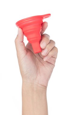 El ele tutuşan silikon hunisi beyaz arkaplanda izole edildi