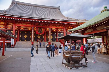 TOKYO JAPAN - 15 Mayıs 2019: Asakusa, Tokyo, Japonya 'daki Sensoji-ji Kızıl Japon Tapınağı