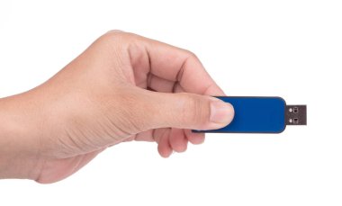 Mavi USB flaş bellek beyaz bir arkaplanda izole.