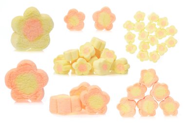 Beyaz Arkaplanda tatlı marşmelovu izole et