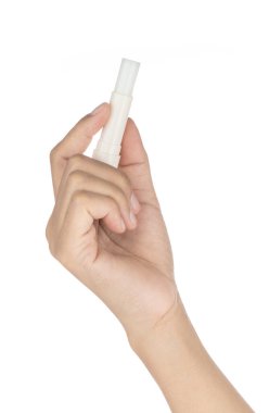 Beyaz arka planda beyaz dudak merhemi var.