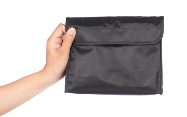 El ele tutuşan siyah çanta beyaz arkaplanda izole edilmiş..