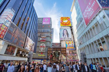 Osaka, JAPAN Mayıs - 21, 2019: Osaka 'da Billboard ile Dotonbori alışveriş caddesi. Namba, Osaka, Japonya 'daki Landmark. 