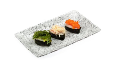 Beyaz arka planda izole edilmiş tabaktaki suşi..