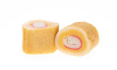 Yengeç sopasıyla doldurulmuş baharatlı balık. Beyaz arka planda izole edilmiş..