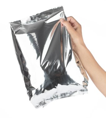 Beyaz arkaplanda gümüş folyo çantası var.