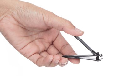 Beyaz arkaplanda izole edilmiş tırnak makasıyla oje kesmek. 