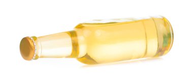 Viski şişesi beyaz arkaplanda izole edildi